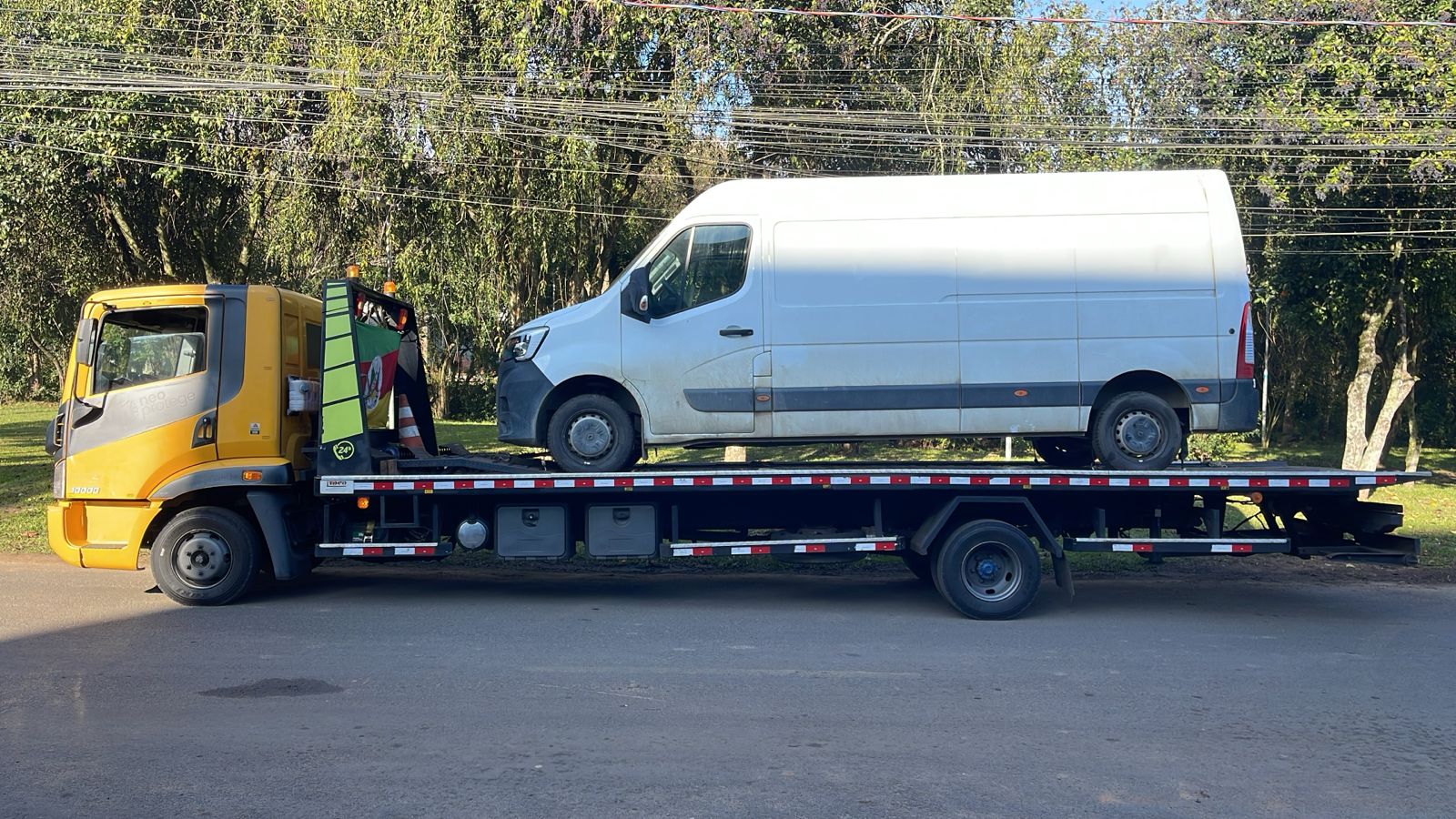 Serviço de reboque e assistência 24h